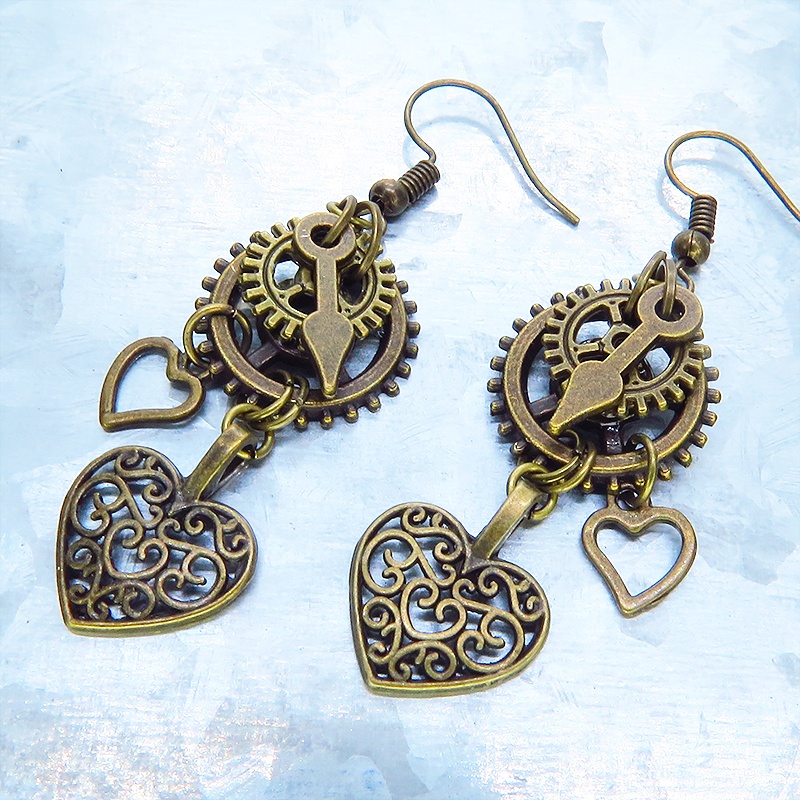 アンティークゴールド アラベスク調の透かし入りのハートと歯車を組合せたスチームパンク風ピアス