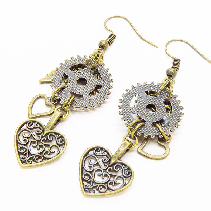 アンティークゴールド アラベスク調の透かし入りのハートと歯車を組合せたスチームパンク風ピアス