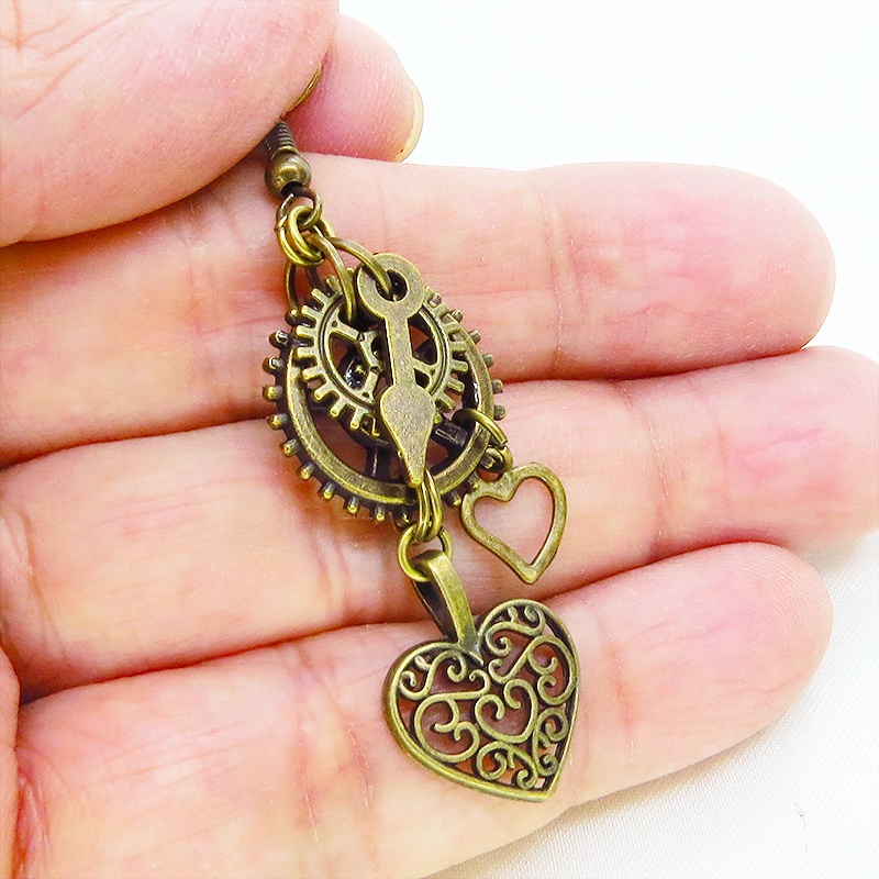 アンティークゴールド アラベスク調の透かし入りのハートと歯車を組合せたスチームパンク風ピアス