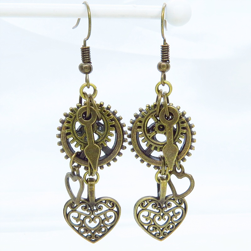 アンティークゴールド アラベスク調の透かし入りのハートと歯車を組合せたスチームパンク風ピアス
