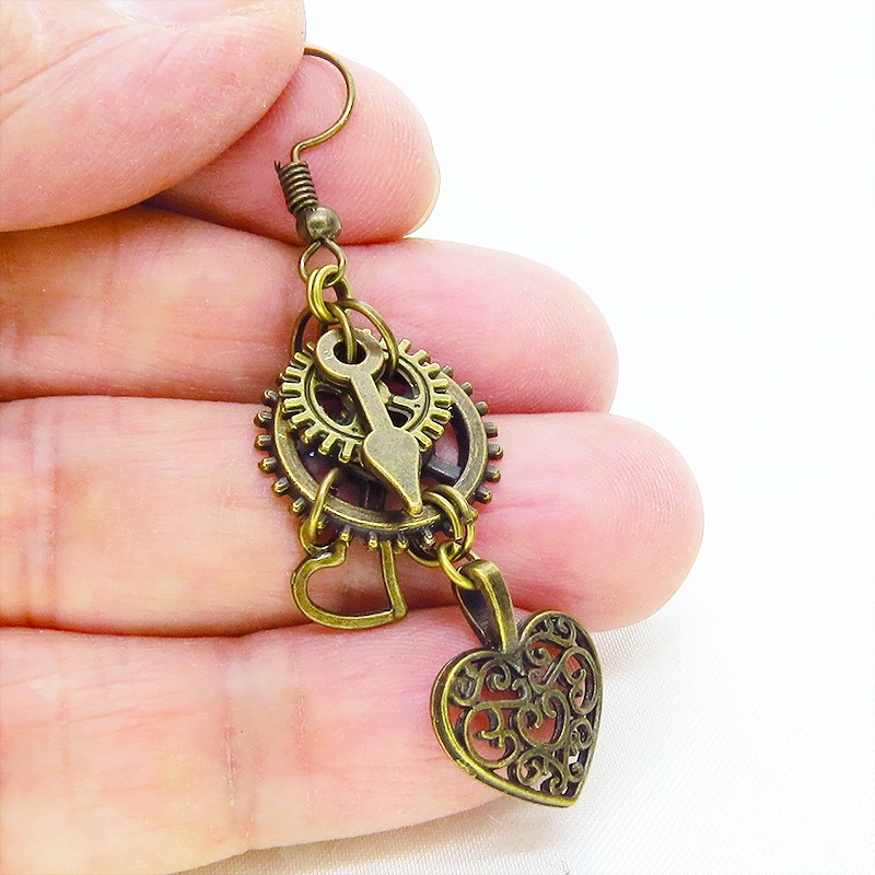 アンティークゴールド アラベスク調の透かし入りのハートと歯車を組合せたスチームパンク風ピアス