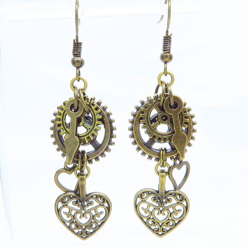 アンティークゴールド アラベスク調の透かし入りのハートと歯車を組合せたスチームパンク風ピアス