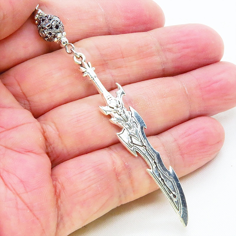 アンティークシルバー 剣(ソード)モチーフとブラックカラーメタルビーズを組合せたネックレス ラインストーン 長さ調整可 アジャスター可