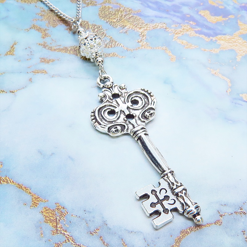 アンティークシルバー ゴシック調カギ(鍵)とシルバーカラーメタルビーズを組合せたク風ネックレス 長さ調整可 アジャスター可