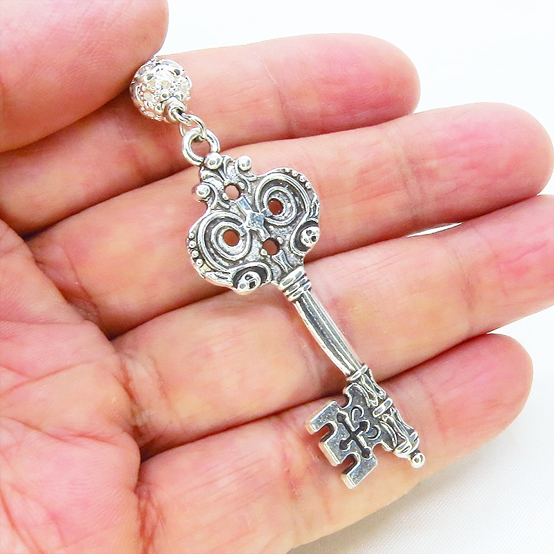 アンティークシルバー ゴシック調カギ(鍵)とシルバーカラーメタルビーズを組合せたク風ネックレス 長さ調整可 アジャスター可