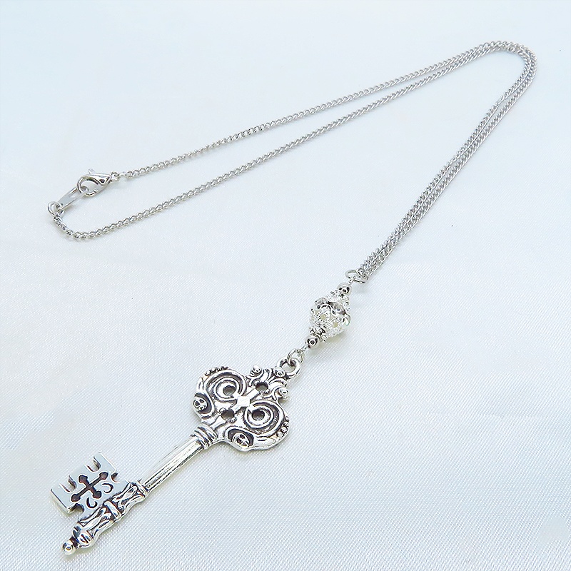 アンティークシルバー ゴシック調カギ(鍵)とシルバーカラーメタルビーズを組合せたク風ネックレス 長さ調整可 アジャスター可