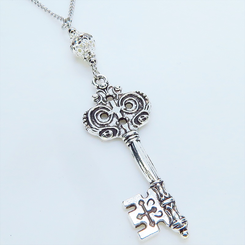 アンティークシルバー ゴシック調カギ(鍵)とシルバーカラーメタルビーズを組合せたク風ネックレス 長さ調整可 アジャスター可