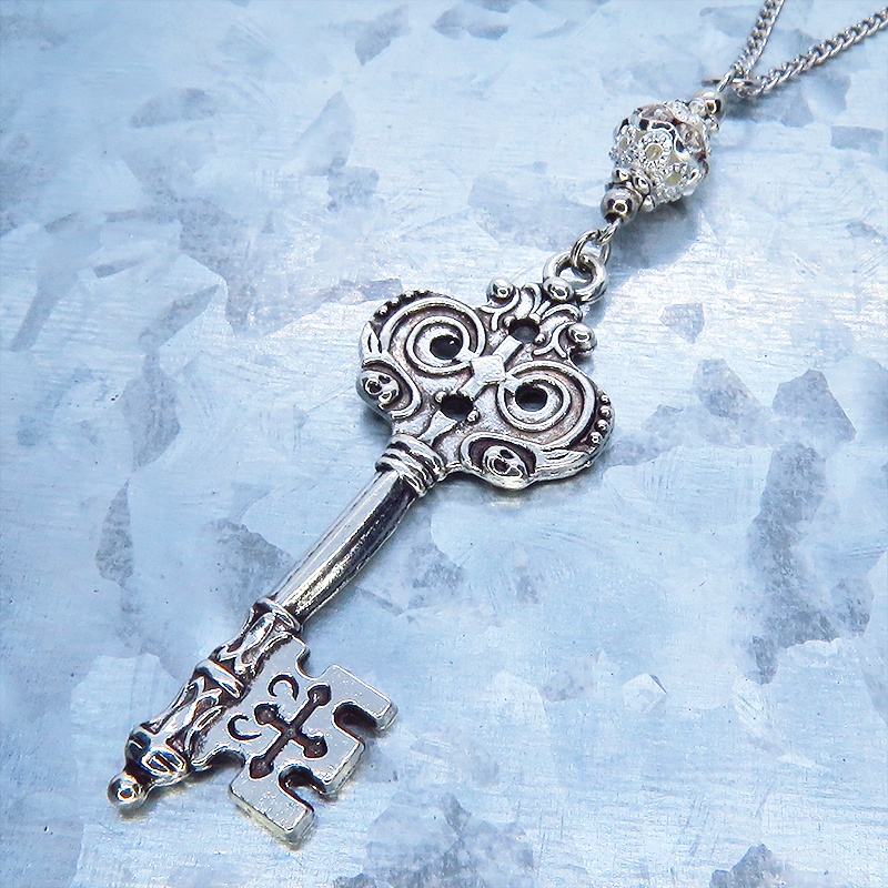 アンティークシルバー ゴシック調カギ(鍵)とシルバーカラーメタルビーズを組合せたク風ネックレス 長さ調整可 アジャスター可