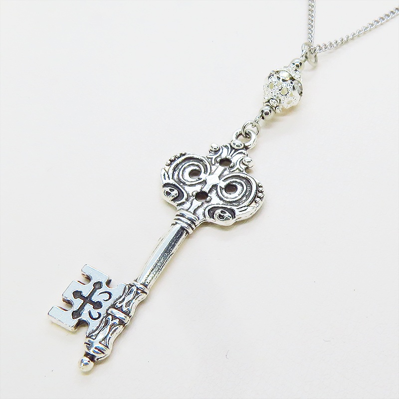 アンティークシルバー ゴシック調カギ(鍵)とシルバーカラーメタルビーズを組合せたク風ネックレス 長さ調整可 アジャスター可