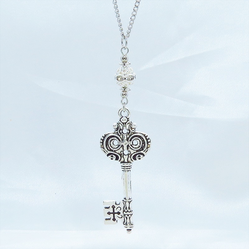 アンティークシルバー ゴシック調カギ(鍵)とシルバーカラーメタルビーズを組合せたク風ネックレス 長さ調整可 アジャスター可