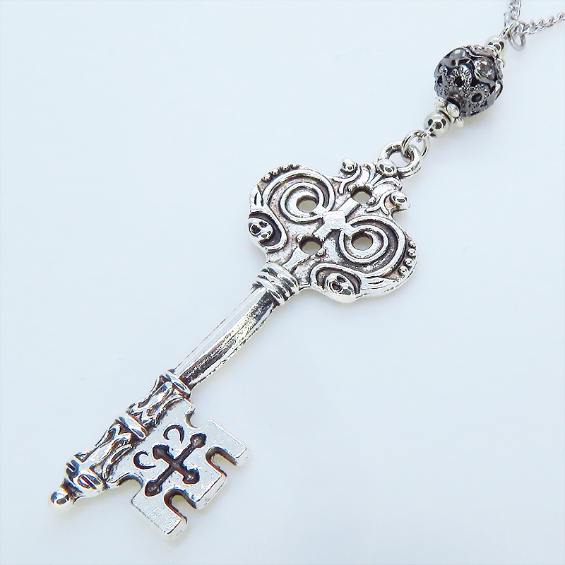 アンティークシルバー ゴシック調カギ(鍵)とブラックカラーメタルビーズを組合せたク風ネックレス 長さ調整可 アジャスター可