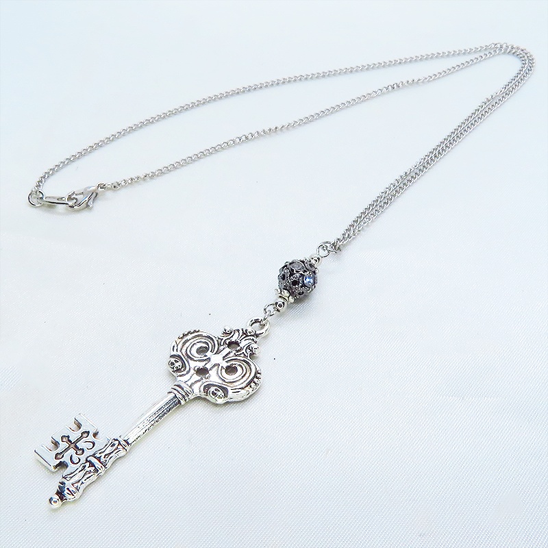 アンティークシルバー ゴシック調カギ(鍵)とブラックカラーメタルビーズを組合せたク風ネックレス 長さ調整可 アジャスター可