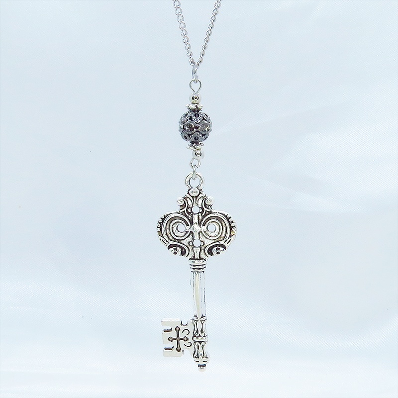 アンティークシルバー ゴシック調カギ(鍵)とブラックカラーメタルビーズを組合せたク風ネックレス 長さ調整可 アジャスター可