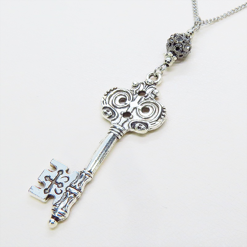 アンティークシルバー ゴシック調カギ(鍵)とブラックカラーメタルビーズを組合せたク風ネックレス 長さ調整可 アジャスター可