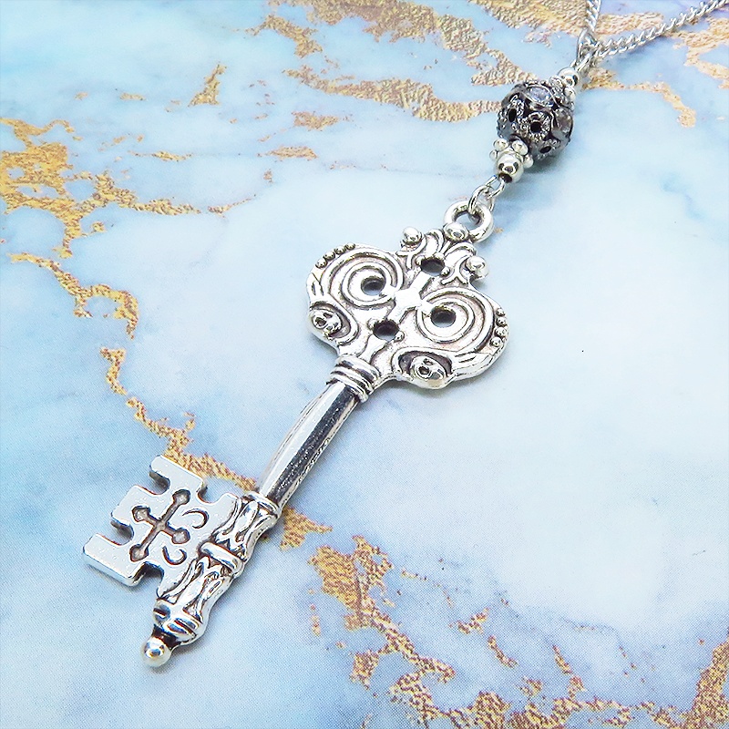 アンティークシルバー ゴシック調カギ(鍵)とブラックカラーメタルビーズを組合せたク風ネックレス 長さ調整可 アジャスター可