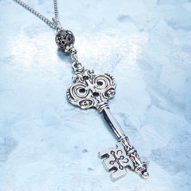 アンティークシルバー ゴシック調カギ(鍵)とブラックカラーメタルビーズを組合せたク風ネックレス 長さ調整可 アジャスター可