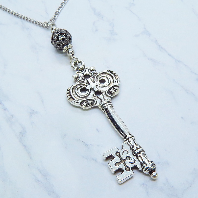アンティークシルバー ゴシック調カギ(鍵)とブラックカラーメタルビーズを組合せたク風ネックレス 長さ調整可 アジャスター可