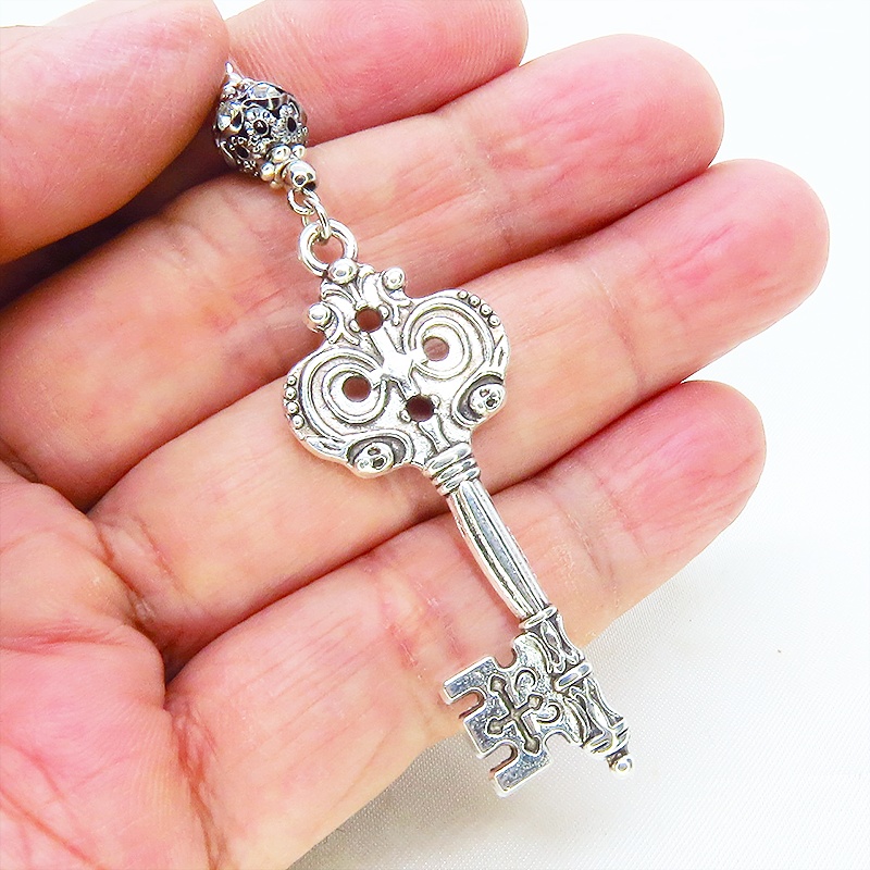 アンティークシルバー ゴシック調カギ(鍵)とブラックカラーメタルビーズを組合せたク風ネックレス 長さ調整可 アジャスター可