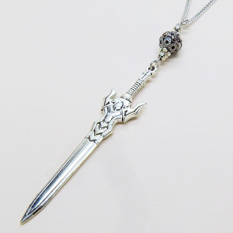 アンティークシルバー 両刃剣(ソード)モチーフとブラックカラーメタルビーズを組合せたネックレス ラインストーン 長さ調整可 アジャスター可