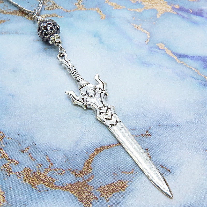 アンティークシルバー 両刃剣(ソード)モチーフとブラックカラーメタルビーズを組合せたネックレス ラインストーン 長さ調整可 アジャスター可