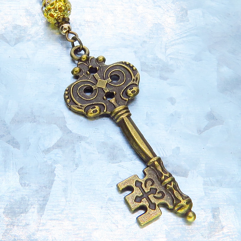 アンティークゴールド ゴシック調カギ(鍵)とゴールドカラーメタルビーズを組合せたク風ネックレス 長さ調整可 アジャスター可