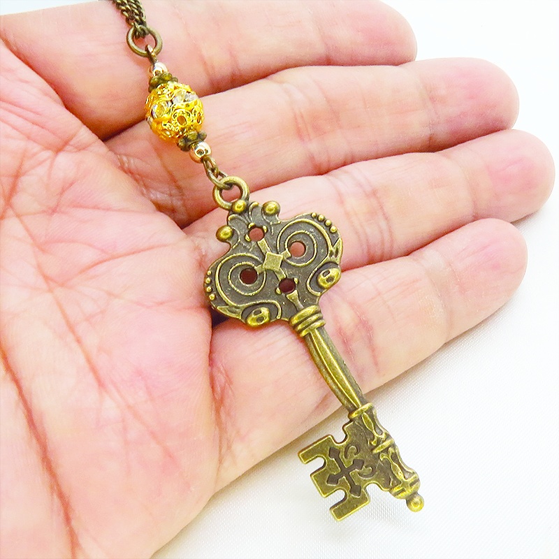 アンティークゴールド ゴシック調カギ(鍵)とゴールドカラーメタルビーズを組合せたク風ネックレス 長さ調整可 アジャスター可
