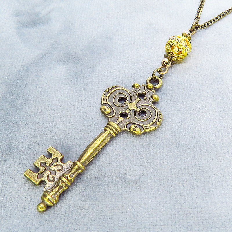 アンティークゴールド ゴシック調カギ(鍵)とゴールドカラーメタルビーズを組合せたク風ネックレス 長さ調整可 アジャスター可