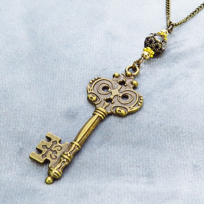 アンティークゴールド ゴシック調カギ(鍵)とブラックカラーメタルビーズを組合せたク風ネックレス 長さ調整可 アジャスター可