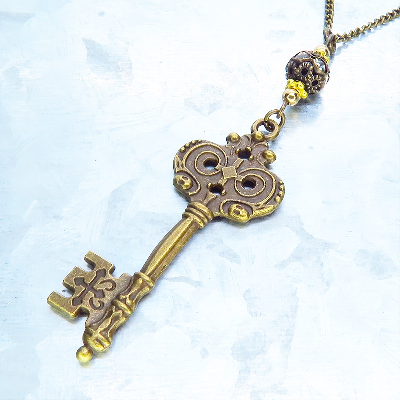 アンティークゴールド ゴシック調カギ(鍵)とブラックカラーメタルビーズを組合せたク風ネックレス 長さ調整可 アジャスター可