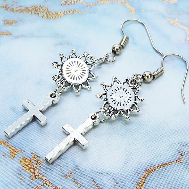 アンティークシルバー ロザリオとひまわり(ターコイズ)を組合せたコンパクトなピアス サージカル可