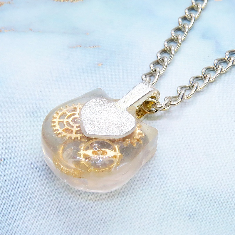 猫フェイスチャーム スチームパンク風 ゴールドカラーの歯車を封入したクリアレジンチャームネックレス 長さ調整可 アジャスター可