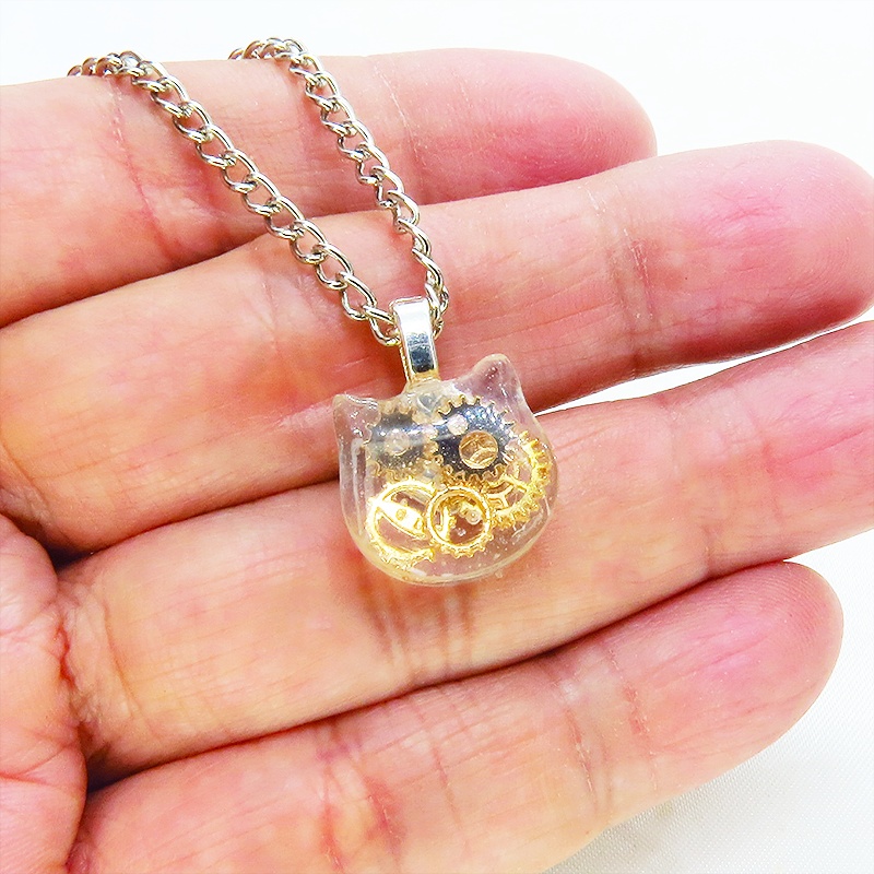 猫フェイスチャーム スチームパンク風 ゴールドカラーの歯車を封入したクリアレジンチャームネックレス 長さ調整可 アジャスター可