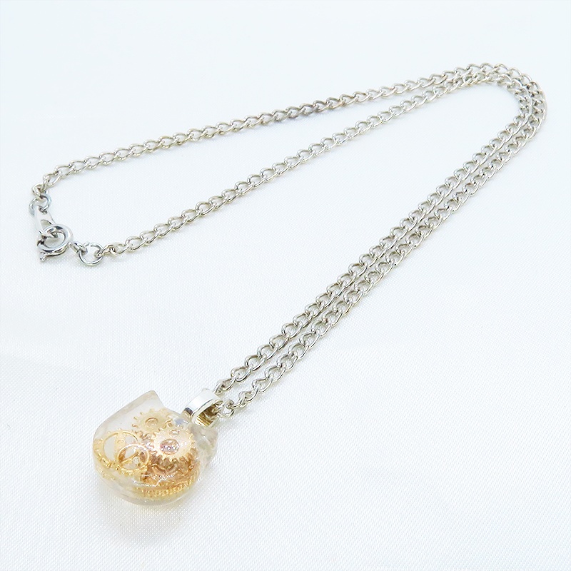 猫フェイスチャーム スチームパンク風 ゴールドカラーの歯車を封入したクリアレジンチャームネックレス 長さ調整可 アジャスター可