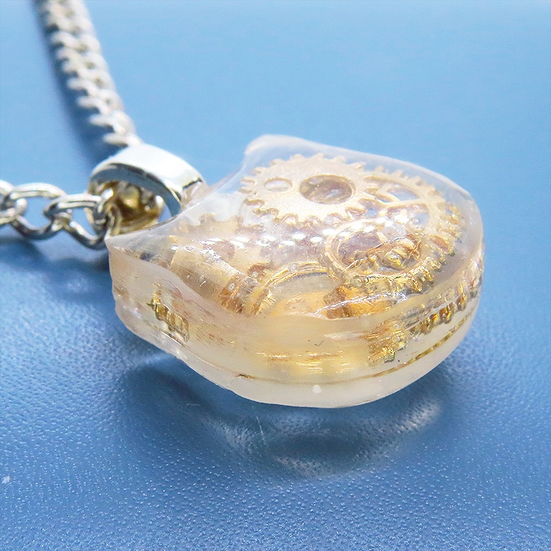 猫フェイスチャーム スチームパンク風 ゴールドカラーの歯車を封入したクリアレジンチャームネックレス 長さ調整可 アジャスター可