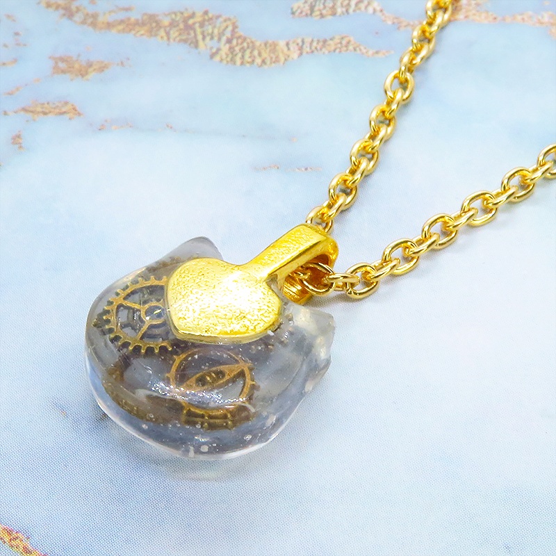 猫フェイスチャーム スチームパンク風 アンティークゴールドの歯車を封入したクリアレジンチャームネックレス 長さ調整可