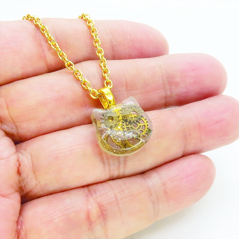 猫フェイスチャーム スチームパンク風 アンティークゴールドの歯車を封入したクリアレジンチャームネックレス 長さ調整可