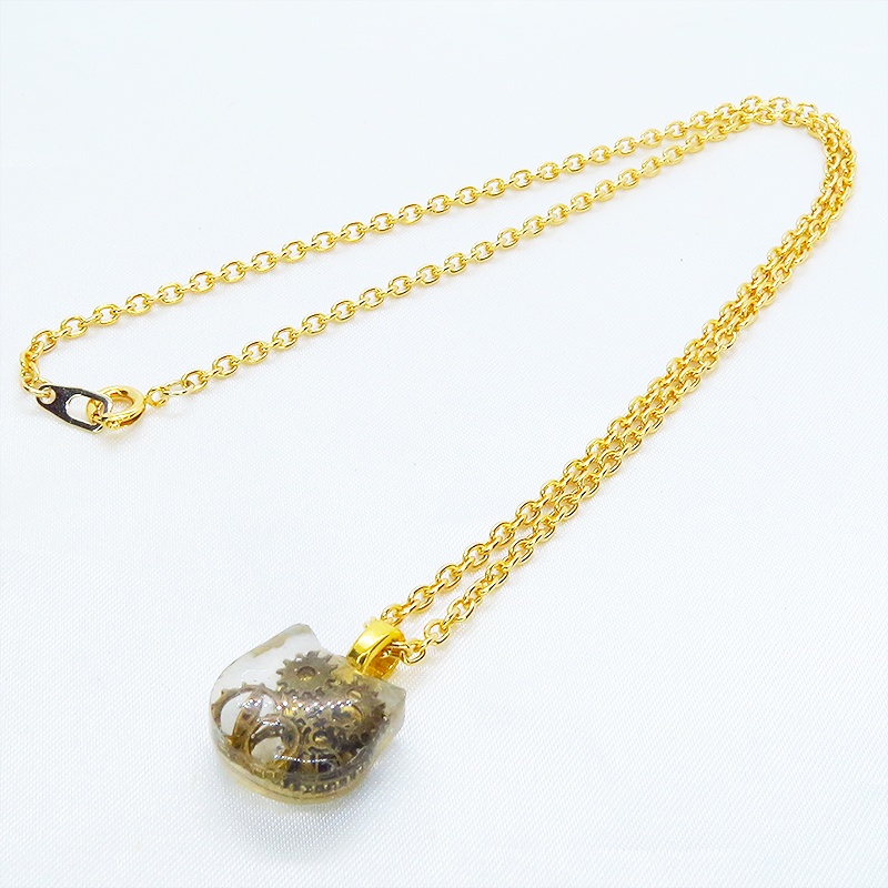 猫フェイスチャーム スチームパンク風 アンティークゴールドの歯車を封入したクリアレジンチャームネックレス 長さ調整可