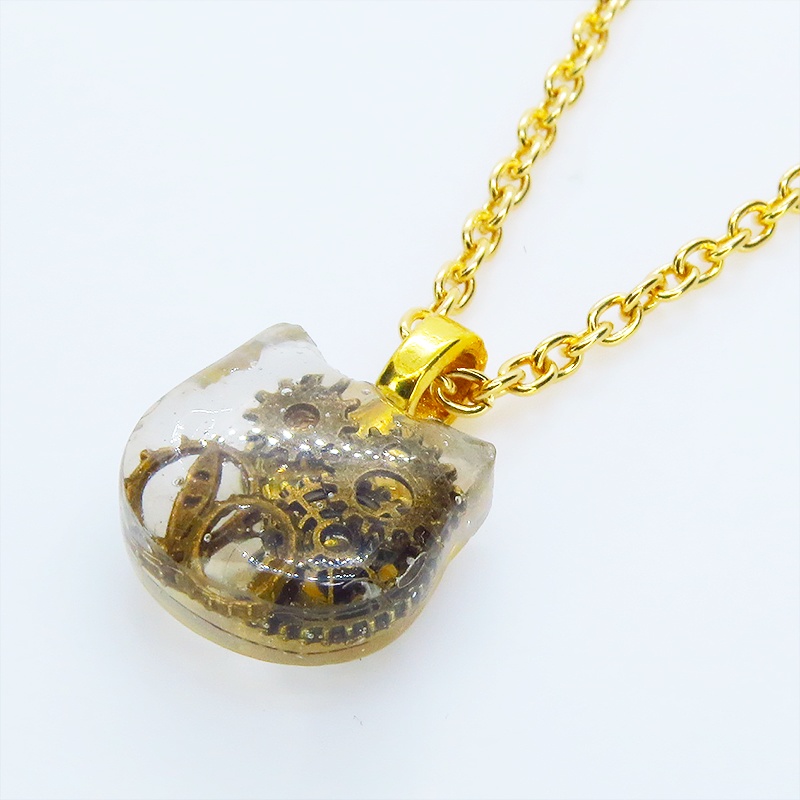 猫フェイスチャーム スチームパンク風 アンティークゴールドの歯車を封入したクリアレジンチャームネックレス 長さ調整可