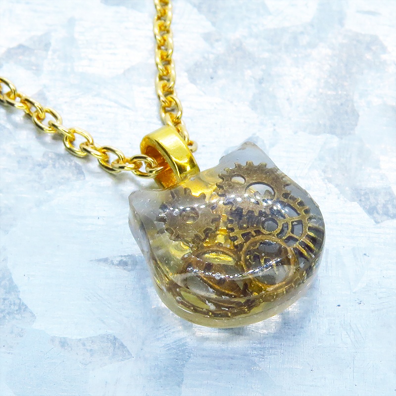 猫フェイスチャーム スチームパンク風 アンティークゴールドの歯車を封入したクリアレジンチャームネックレス 長さ調整可