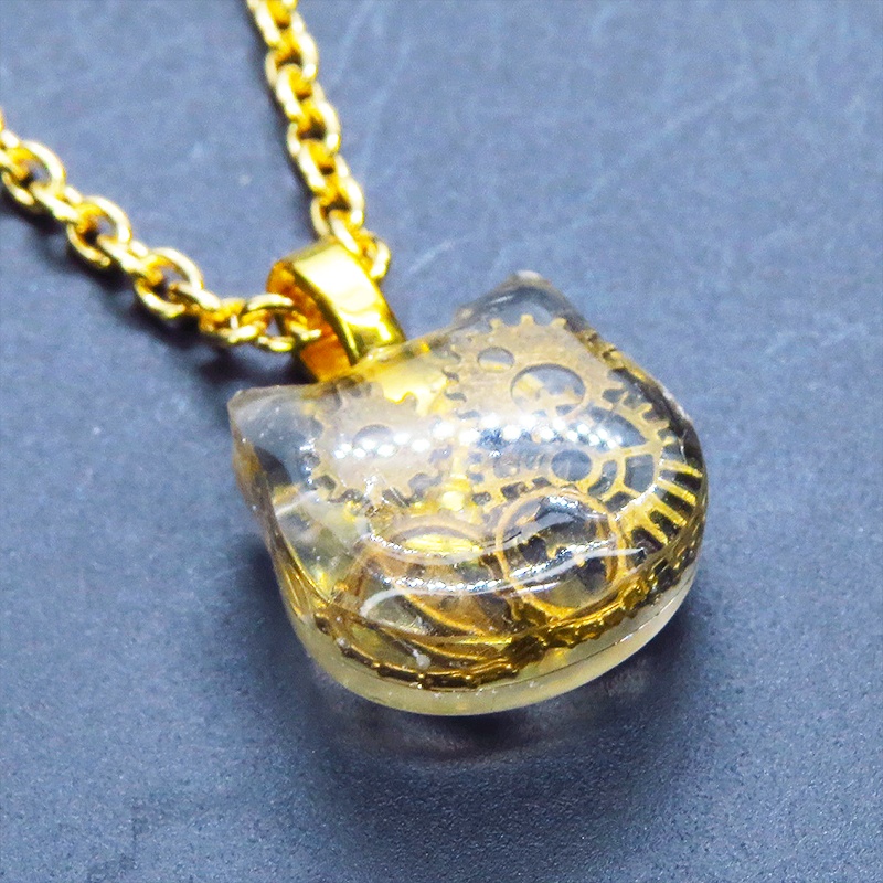 猫フェイスチャーム スチームパンク風 アンティークゴールドの歯車を封入したクリアレジンチャームネックレス 長さ調整可