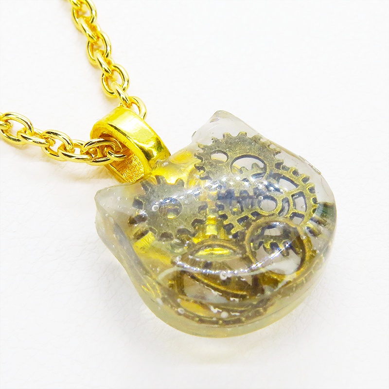 猫フェイスチャーム スチームパンク風 アンティークゴールドの歯車を封入したクリアレジンチャームネックレス 長さ調整可