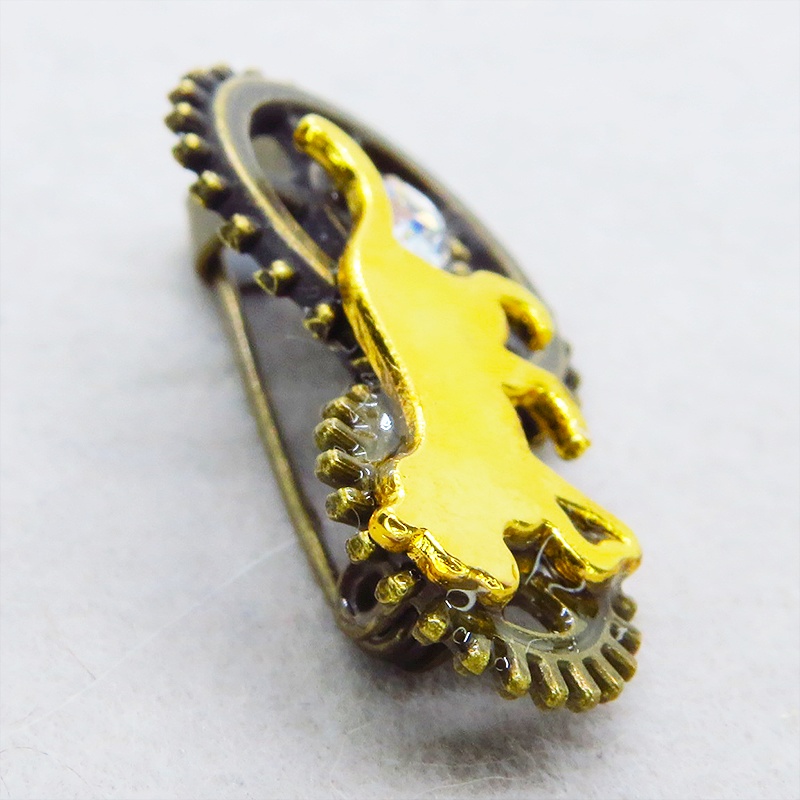 歩く猫シルエットモチーフと歯車を組合せたコンパクトなスチームパンク風ブローチ バッジ アンティークゴールド