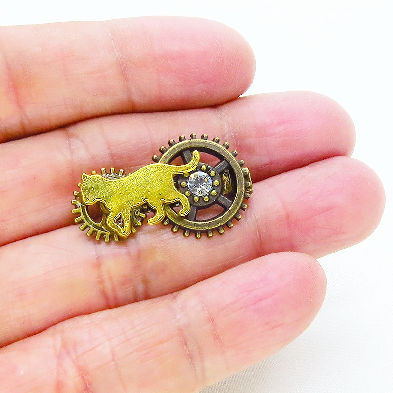 歩く猫シルエットモチーフと歯車を組合せたコンパクトなスチームパンク風ブローチ バッジ アンティークゴールド