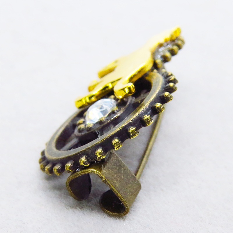 歩く猫シルエットモチーフと歯車を組合せたコンパクトなスチームパンク風ブローチ バッジ アンティークゴールド