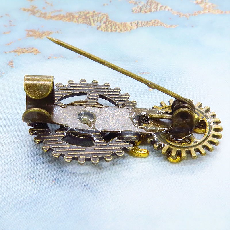 歩く猫シルエットモチーフと歯車を組合せたコンパクトなスチームパンク風ブローチ バッジ アンティークゴールド
