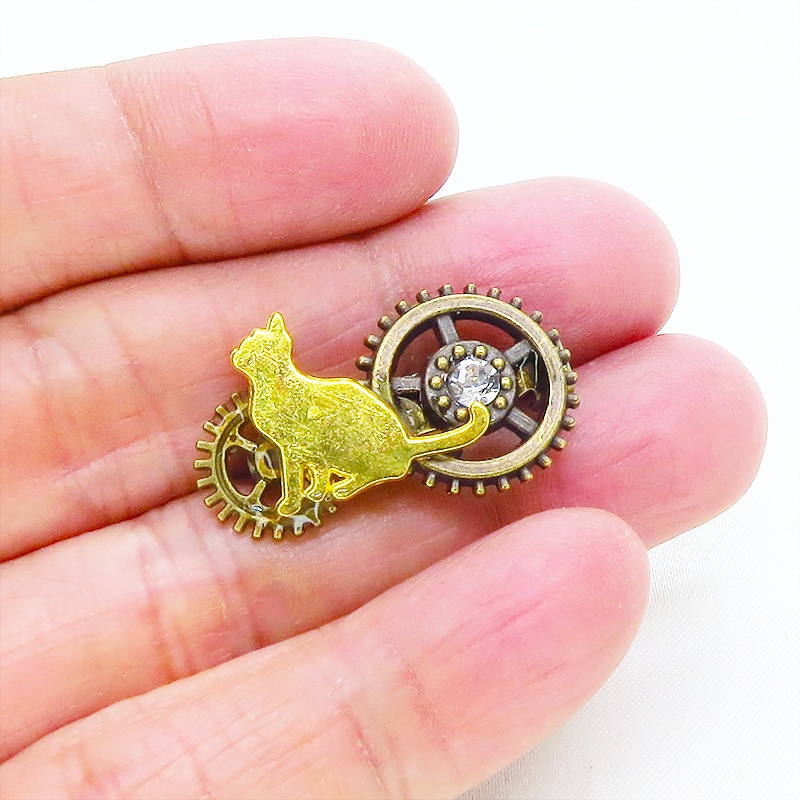 見上げる猫シルエットモチーフと歯車を組合せたコンパクトなスチームパンク風ブローチ バッジ アンティークゴールド