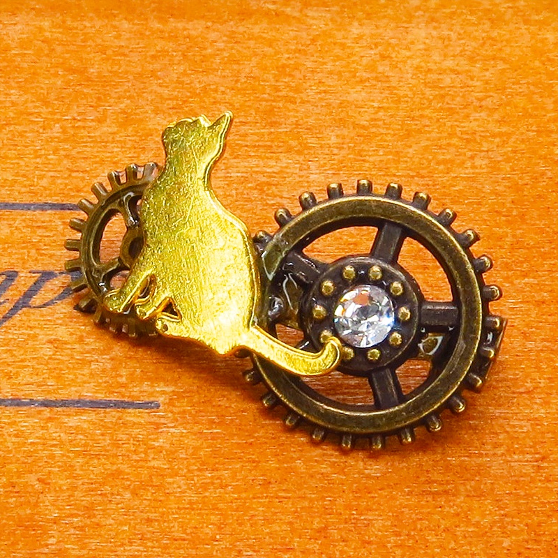 見上げる猫シルエットモチーフと歯車を組合せたコンパクトなスチームパンク風ブローチ バッジ アンティークゴールド