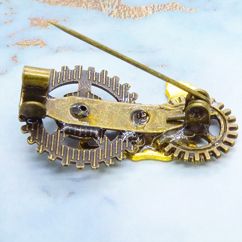 見上げる猫シルエットモチーフと歯車を組合せたコンパクトなスチームパンク風ブローチ バッジ アンティークゴールド