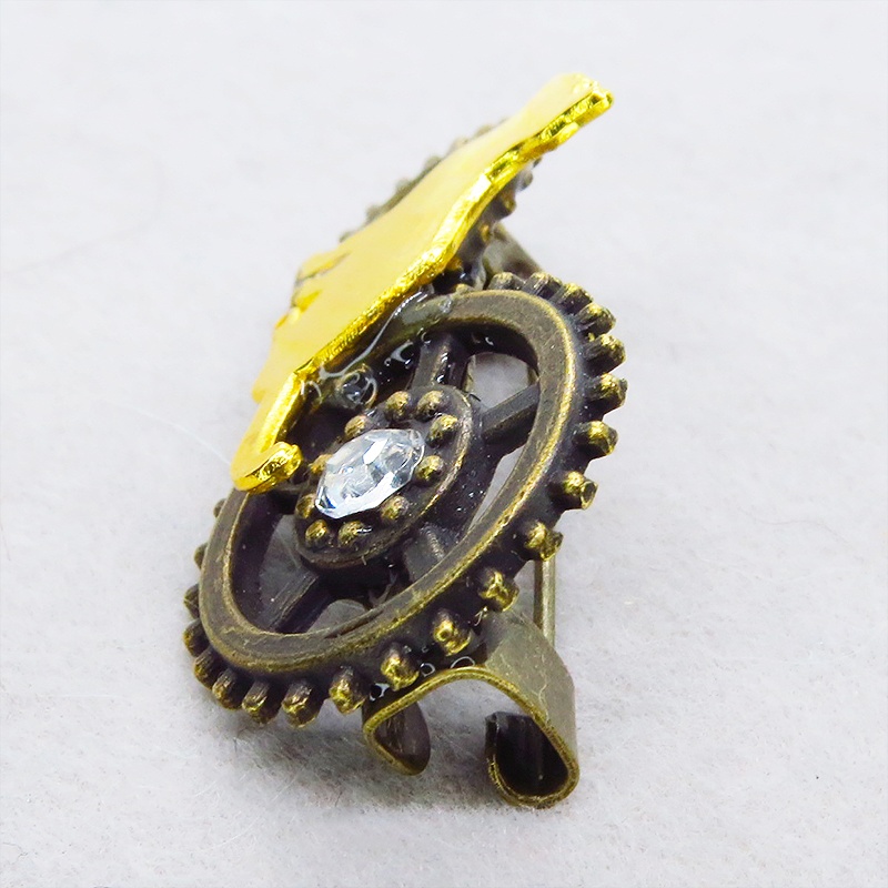 見上げる猫シルエットモチーフと歯車を組合せたコンパクトなスチームパンク風ブローチ バッジ アンティークゴールド