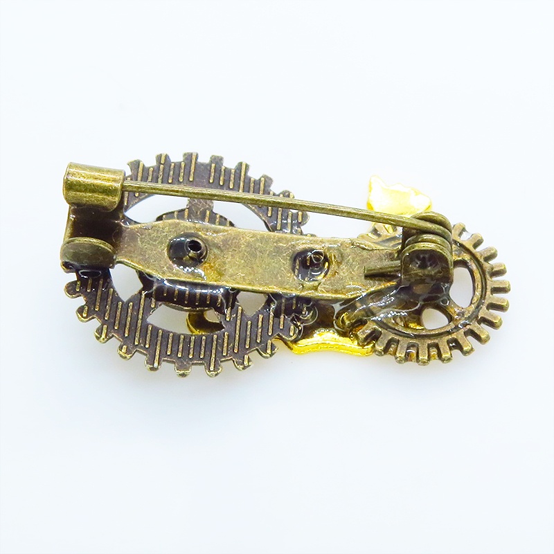 見上げる猫シルエットモチーフと歯車を組合せたコンパクトなスチームパンク風ブローチ バッジ アンティークゴールド